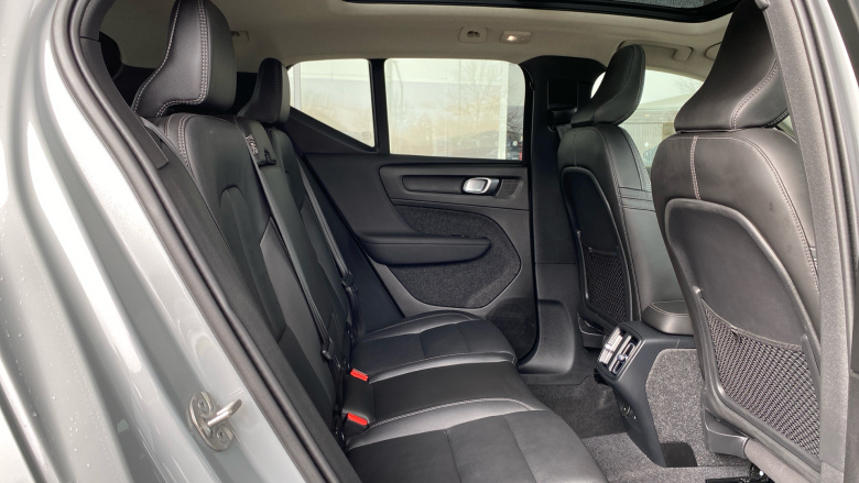 Volvo XC40 2.0 B4P Ultra Dark 5dr Auto Petrol Estate